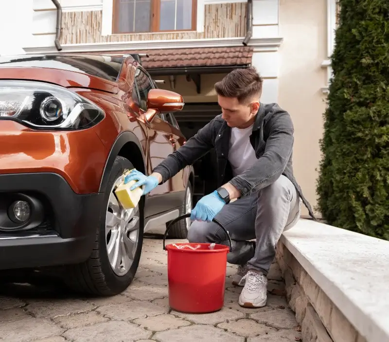 Lavage auto à domicile Vaumoise : professionnel intervenant sur un véhicule